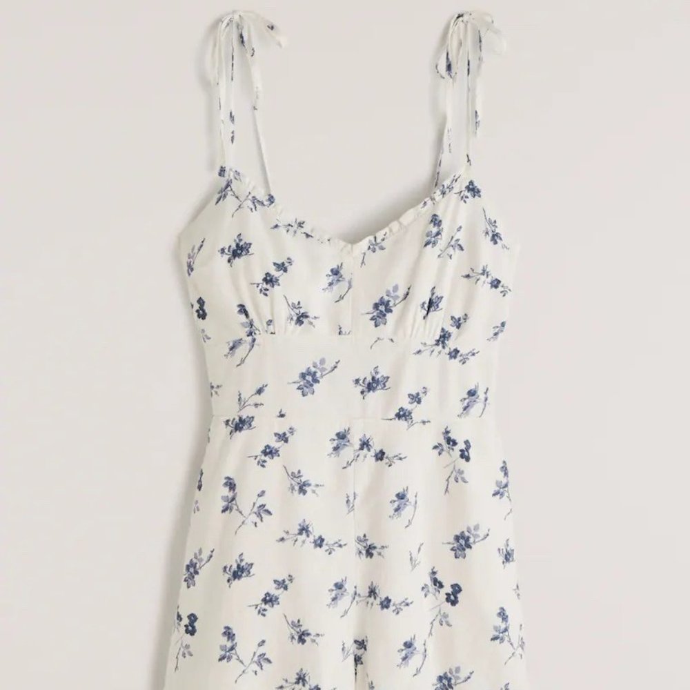 Abercrombie & Fitch White and Blue Floral Romper - size  Large - Picture 3 of 3